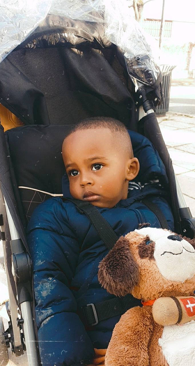 Yanis a rejoint le concours — aidez-le/la à gagner de superbes lots ! automotive_tire, baby, ball, cheek, child, companion_dog, flash_photography, football, fun, fur, happy, person, photography, plush, sitting, skin, snapshot, stuffed_toy, teddy_bear, toddler