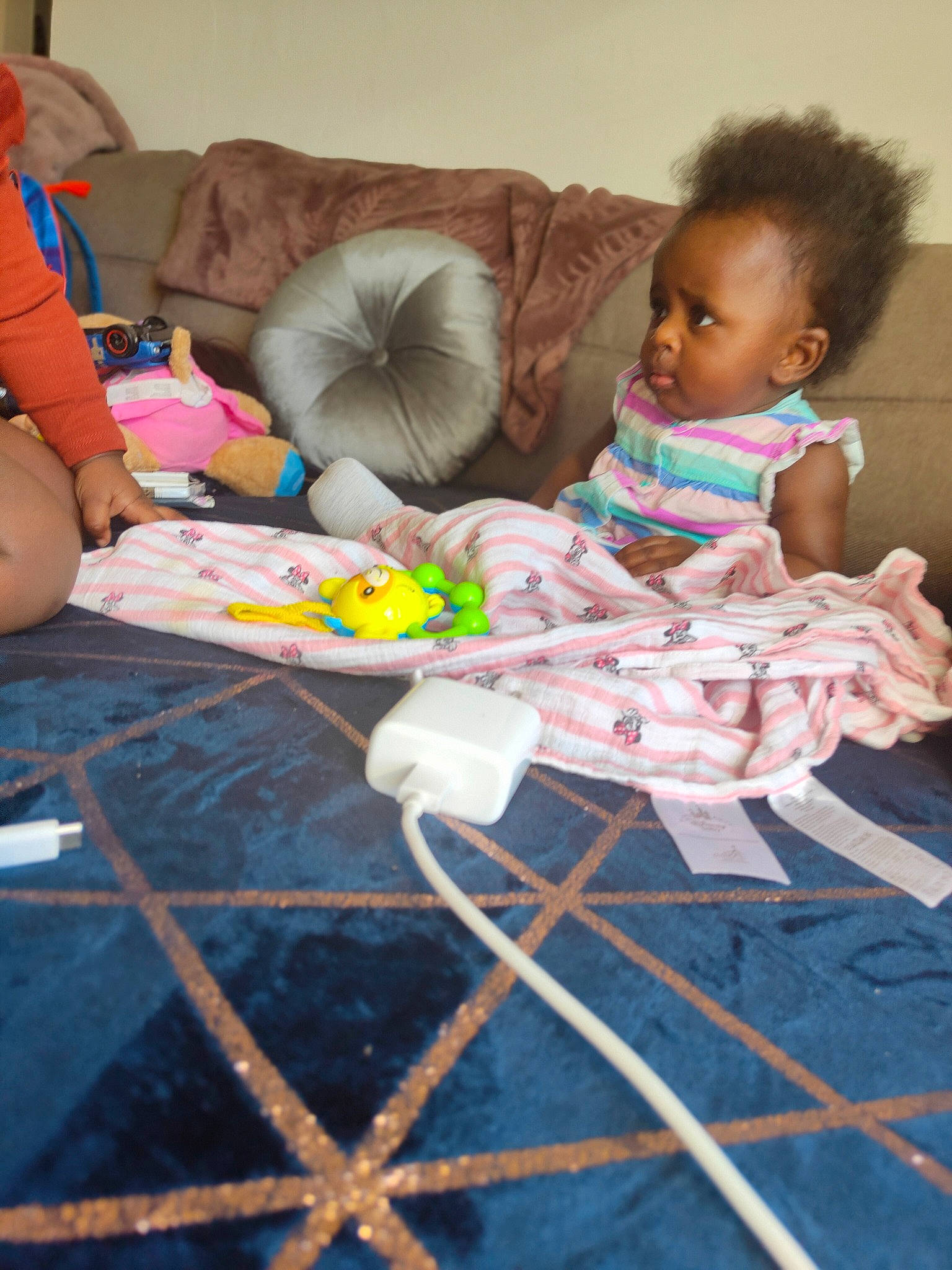 Yoursila a rejoint le concours — aidez-le/la à gagner de superbes lots ! baby, baby_toddler_clothing, child, comfort, floor, flooring, fun, leisure, linens, living_room, party, pattern, person, pillow, play, room, sitting, throw_pillow, toddler, vacation