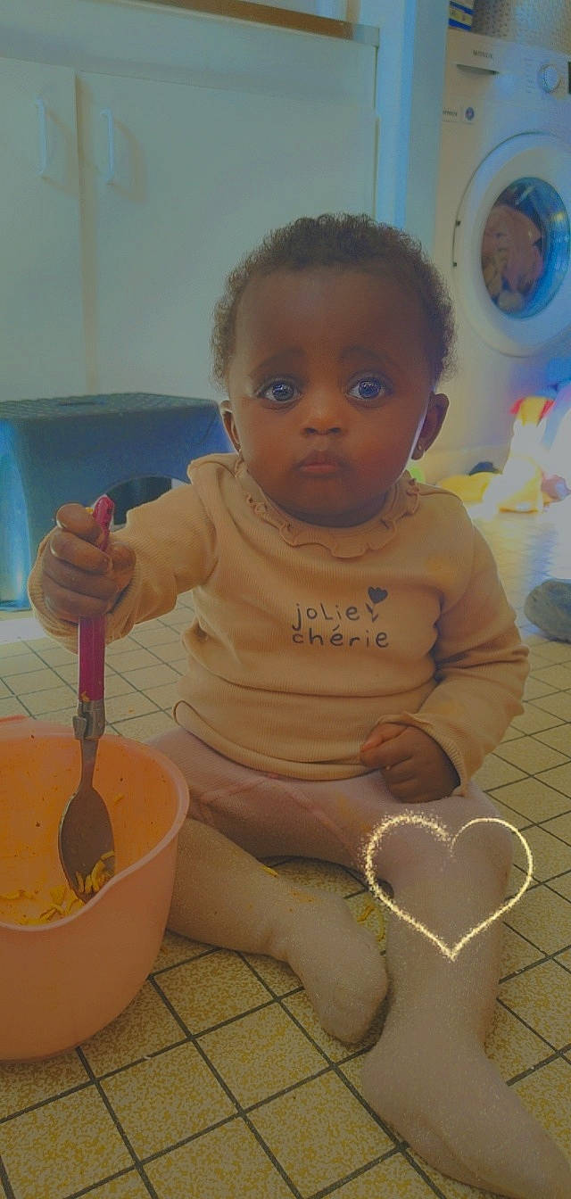 Yoursila participe au concours pour gagner de l'argent avec cette photo : baby, baby_products, baby_toddler_clothing, cheek, child, finger, flooring, fun, hairstyle, human_leg, nose, person, play, room, sitting, skin, standing, string_instrument, thigh, thumb