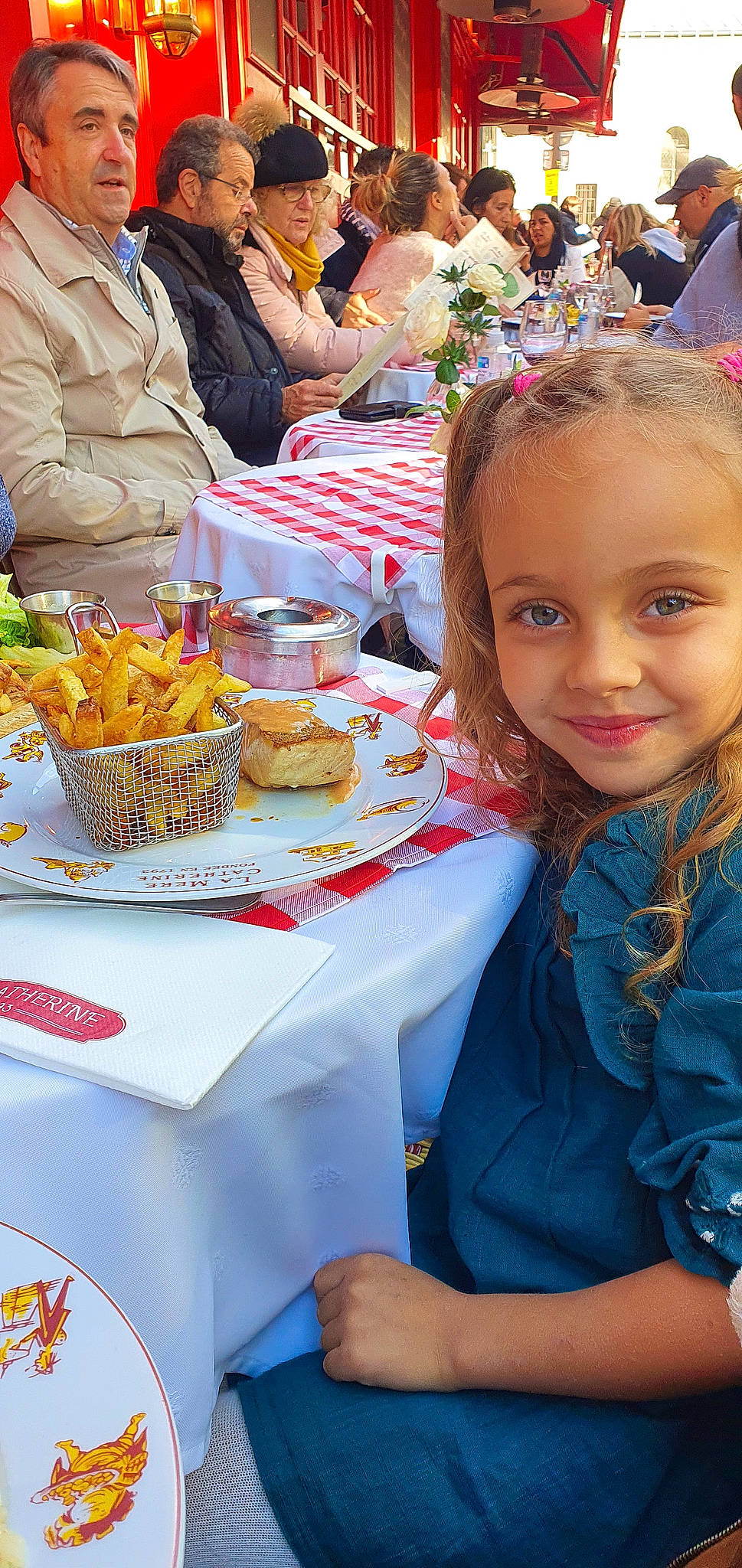 Jenna participe au concours pour gagner de l'argent avec cette photo : bowl, chair, clothing, cuisine, dish, event, fast_food, finger_food, food, happy, headwear, joy, junk_food, leisure, person, plate, recreation, sharing, smile, table