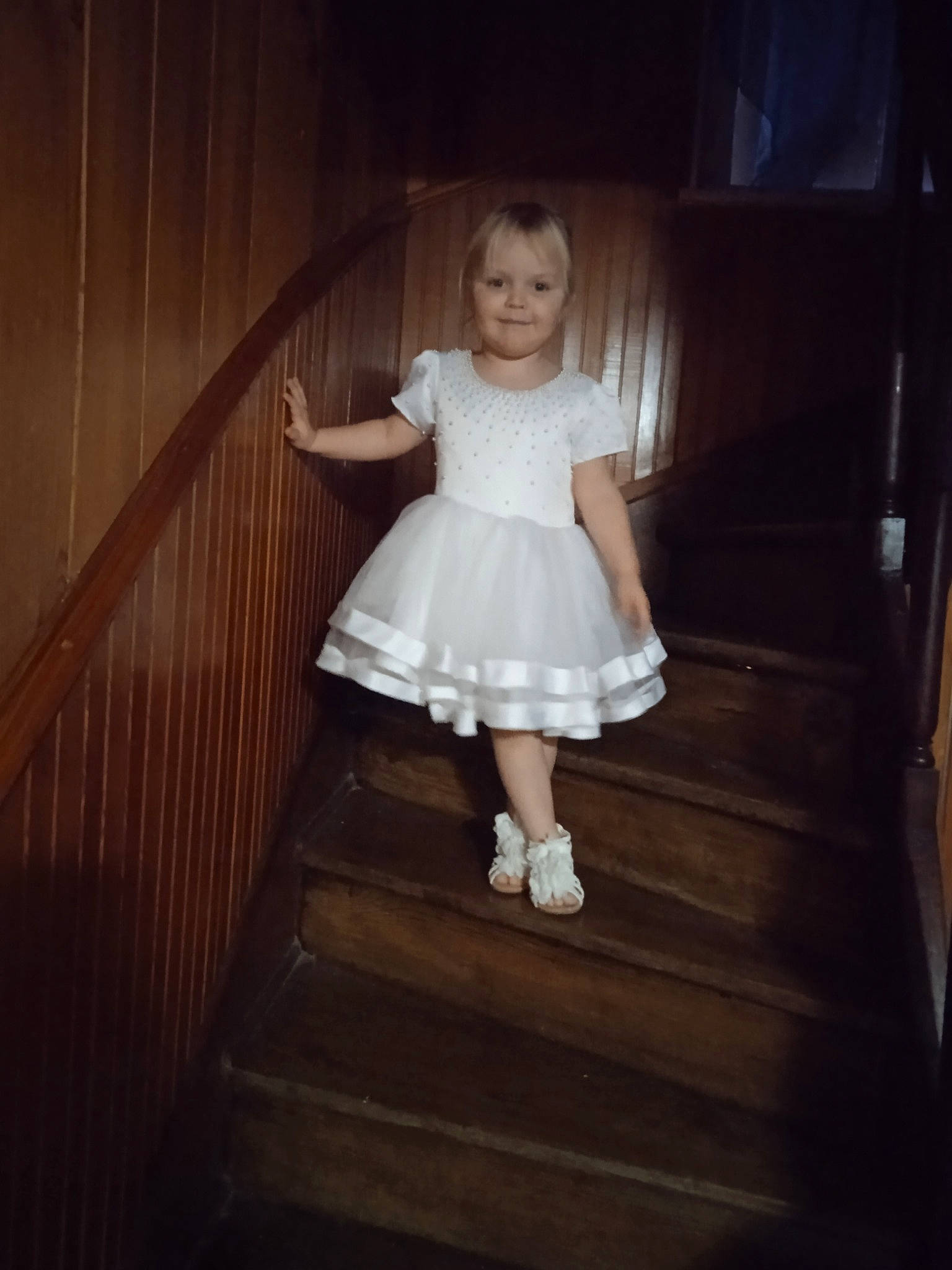 Jade a rejoint le concours — aidez-le/la à gagner de superbes lots ! baby, baby_toddler_clothing, child, child_model, clothing, day_dress, dress, embellishment, flash_photography, iris, joy, one_piece_garment, pattern, person, product, ruffle, shoulder, stairs, toddler