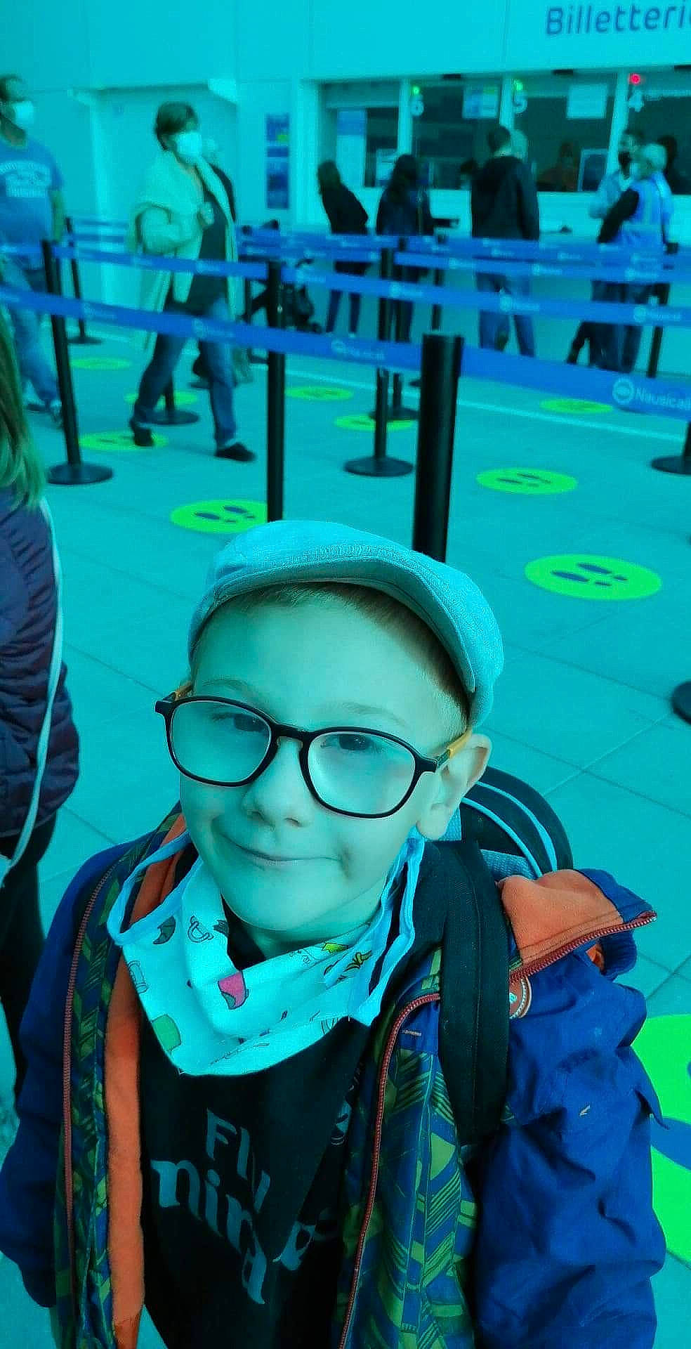 Timotei participe au concours pour gagner de l'argent avec cette photo : blue, blurred, cool, eyewear, glasses, green, leisure, organism, person, personal_protective_equipment, photography, recreation, selfie, tourism, vacation