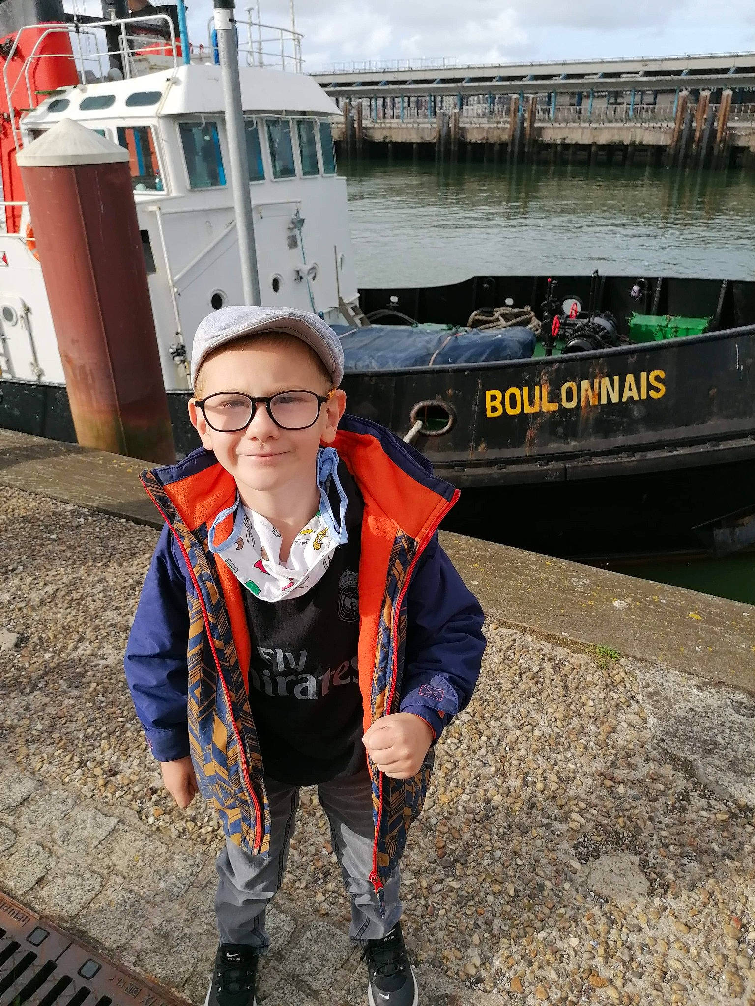 Timotei a rejoint le concours — aidez-le/la à gagner de superbes lots ! boat, boating, canal, headwear, joy, lifejacket, person, personal_protective_equipment, recreation, tourism, travel, vacation, vehicle, water_transportation, watercraft, waterway