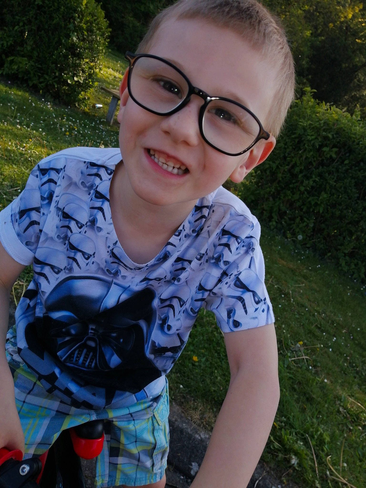 Timotei a rejoint le concours — aidez-le/la à gagner de superbes lots ! child, cool, design, eyewear, fawn, fun, glasses, grass, happy, joy, pattern, person, photography, plant, smile, summer, t_shirt, tooth, vacation, vision_care