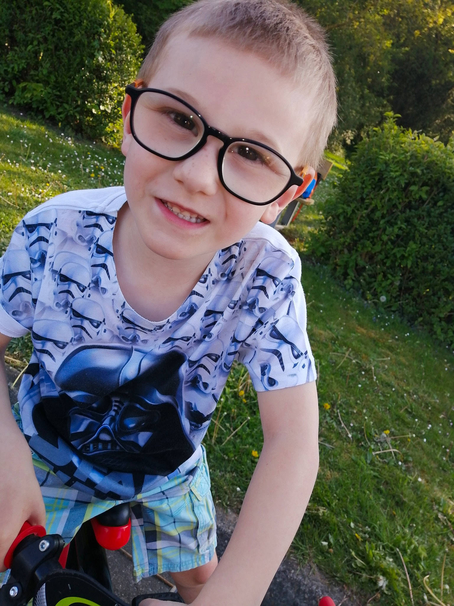 Timotei a rejoint le concours — aidez-le/la à gagner de superbes lots ! child, cool, design, eyewear, glasses, grass, leisure, pattern, person, personal_protective_equipment, photography, plant, recreation, smile, summer, sunglasses, t_shirt, toddler, tree, vacation