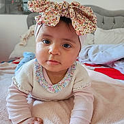 Alexandra a rejoint le concours — aidez-le/la à gagner de superbes lots ! baby, infant, headband, bow, blanket, bed, bedroom, plush, hands, face, eyes, cheeks, sweater, long_sleeves, tummy_time, portrait, closeup, cute, peaceful, crawling