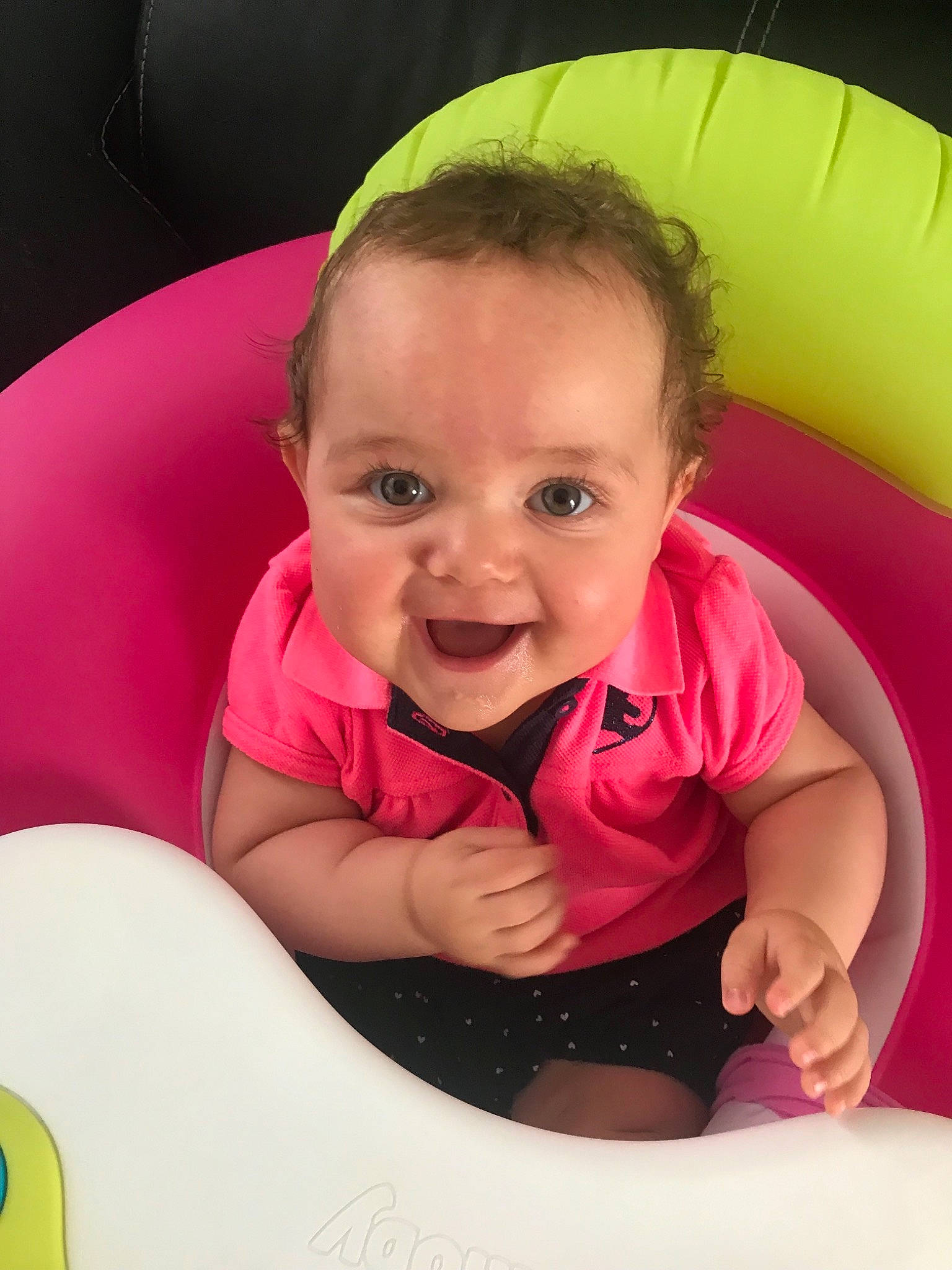 Téa a rejoint le concours — aidez-le/la à gagner de superbes lots ! baby, baby_products, cheek, child, face, facial_expression, fun, head, lip, mouth, person, pink, play, product, sitting, skin, smile, toddler, tummy_time