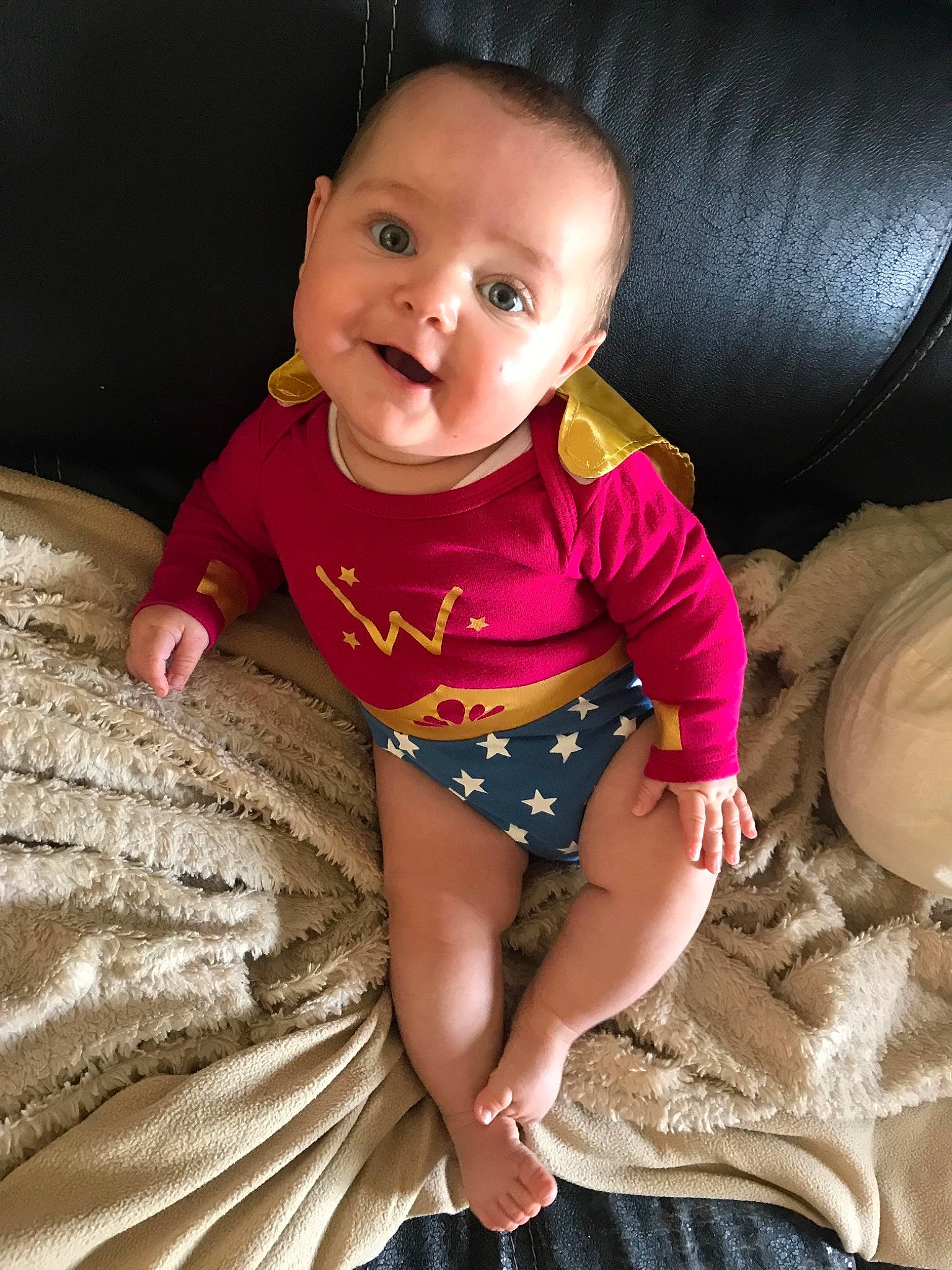 Téa participe au concours pour gagner de l'argent avec cette photo : baby, baby_products, baby_toddler_clothing, cheek, child, eye, face, fun, head, leg, lip, mouth, person, pink, play, product, sitting, skin, sleeve, smile