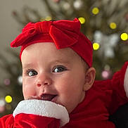 Iris participe au concours pour gagner de l'argent avec cette photo : baby, bow, celebration, cheerful, child, christmas_tree, cute, face, festive, happy, headband, holiday, holiday_decor, indoors, portrait, red_clothing, seasonal, smiling, soft_focus, winter_clothing