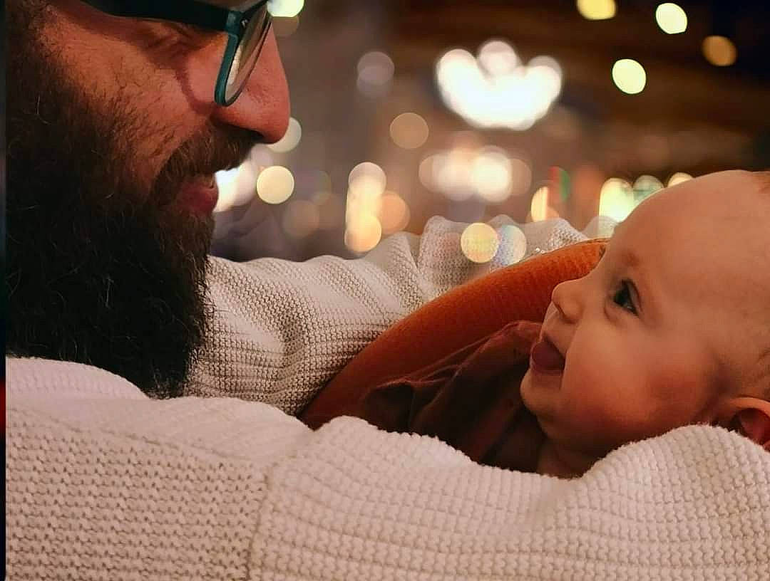 Lou participe au concours pour gagner de l'argent avec cette photo : baby, baby_toddler_clothing, beard, cheek, chin, close_up, comfort, ear, eyewear, fun, gesture, hairstyle, happy, lip, mouth, nose, organ, person, snapshot, toddler
