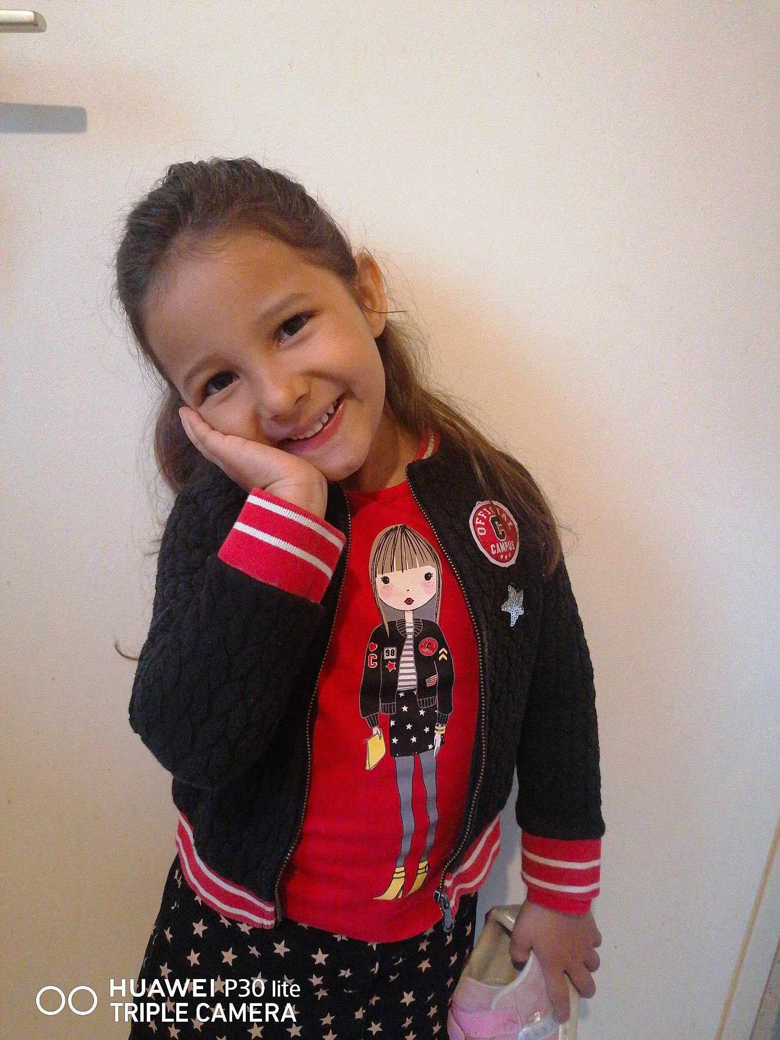 Assïa a rejoint le concours — aidez-le/la à gagner de superbes lots ! arm, baby_toddler_clothing, child, collar, fun, gesture, glove, happy, joy, neck, pattern, person, skin, sleeve, smile, sportswear, standing, t_shirt, thigh, toddler