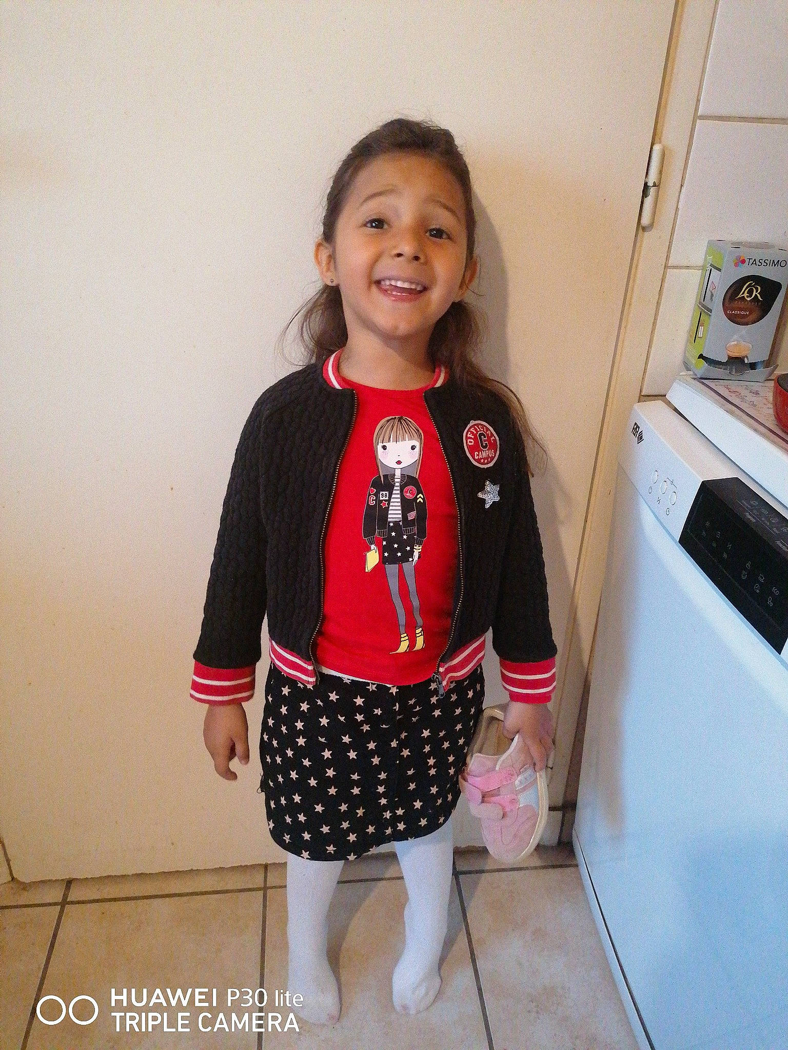 Assïa a rejoint le concours — aidez-le/la à gagner de superbes lots ! baby_toddler_clothing, dress, face, fashion_design, hair, happy, head, human_body, human_leg, joy, knee, leg, pattern, person, plaid, sleeve, smile, sportswear, t_shirt, thigh