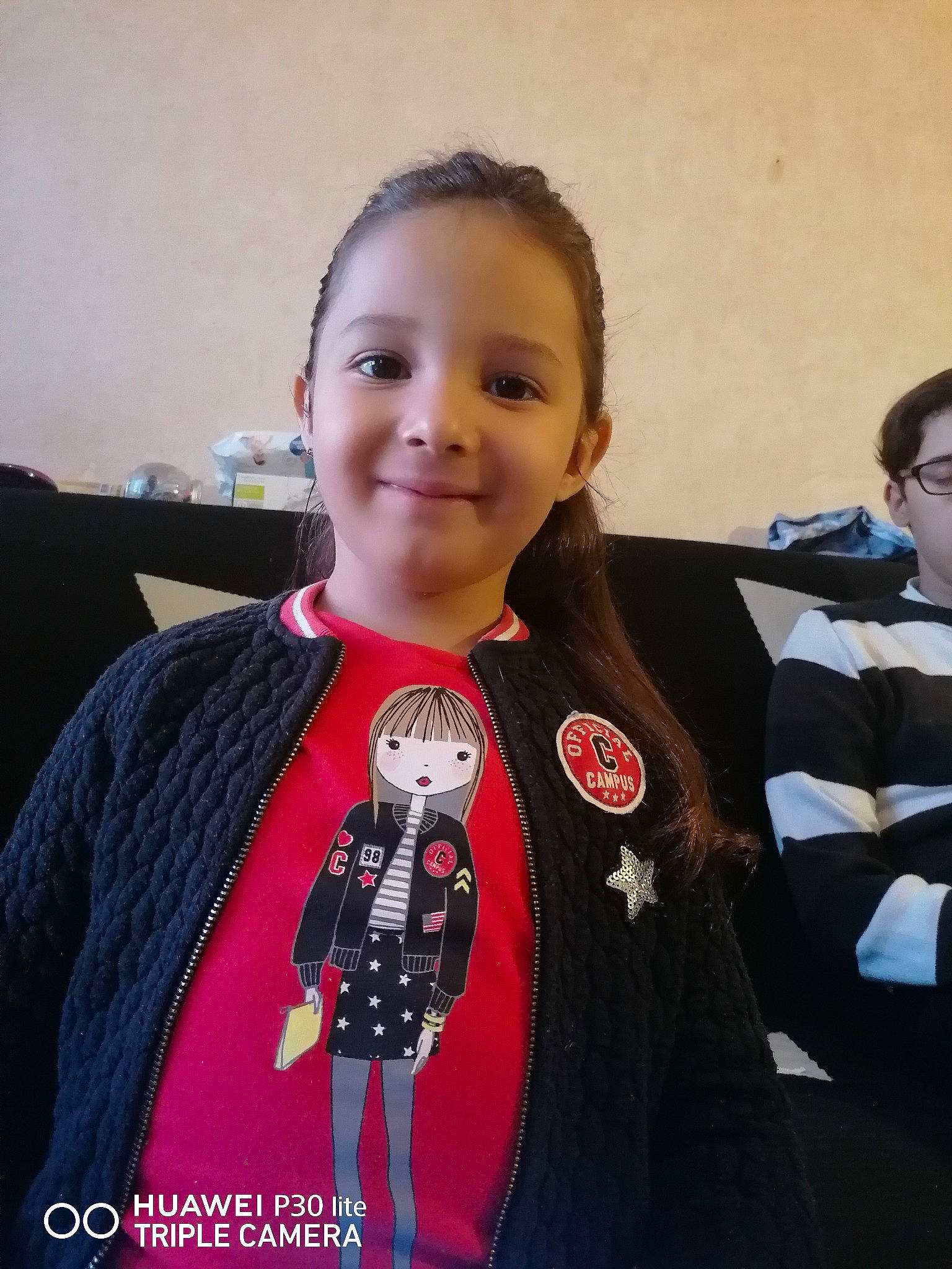 Assïa a rejoint le concours — aidez-le/la à gagner de superbes lots ! blazer, carmine, child, costume, event, fashion_accessory, fashion_design, formal_wear, fun, gesture, happy, jewellery, joy, necklace, outerwear, person, sleeve, smile, t_shirt, toddler