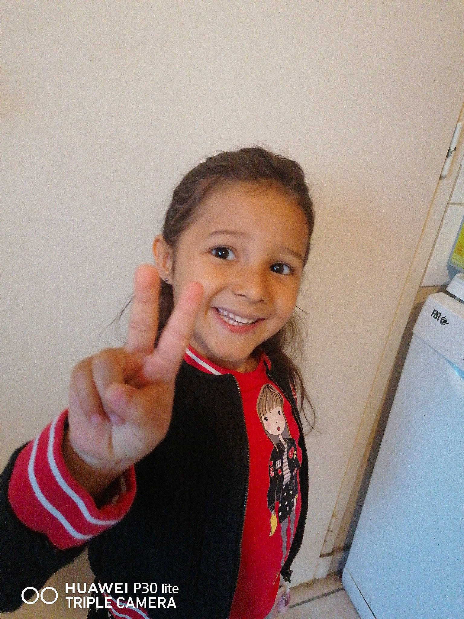 Assïa a rejoint le concours — aidez-le/la à gagner de superbes lots ! arm, cheek, door, elbow, eyebrow, finger, flooring, fun, gesture, hand, happy, joy, person, room, sitting, sleeve, smile, sports_uniform, t_shirt, thumb