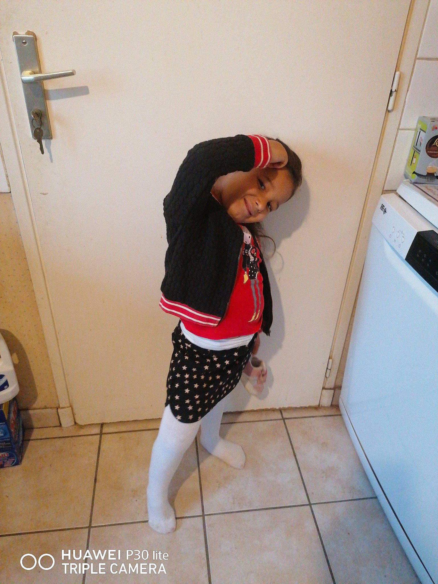 Assïa participe au concours pour gagner de l'argent avec cette photo : bathroom, elbow, floor, flooring, human_body, human_leg, joint, joy, knee, leg, person, plumbing_fixture, shoulder, sleeve, standing, sunglasses, t_shirt, tartan, thigh, toilet