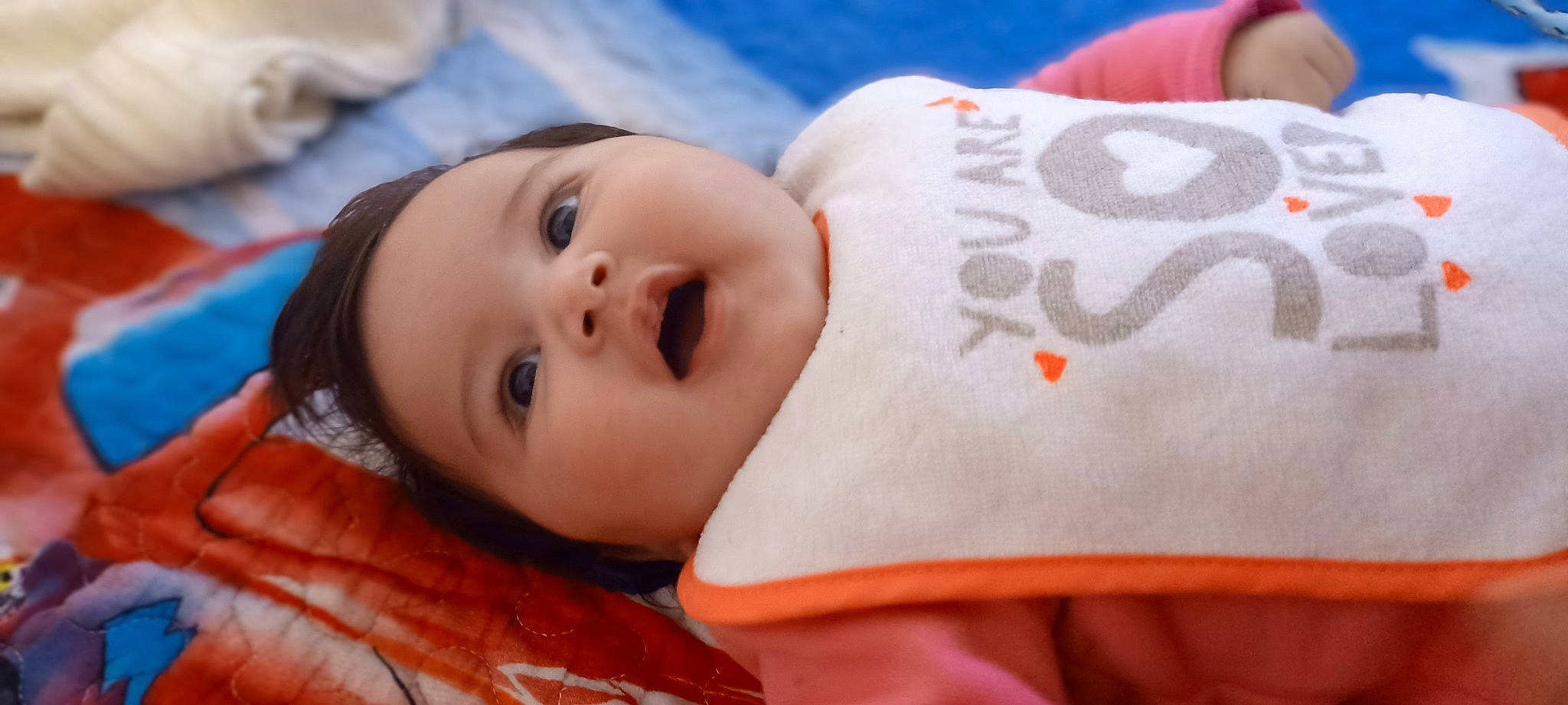 Mona-diana a rejoint le concours — aidez-le/la à gagner de superbes lots ! baby, baby_toddler_clothing, cheek, child, comfort, eye, eyelash, facial_expression, fun, happy, head, headwear, leisure, lip, nose, person, portrait_photography, room, skin, sleeve