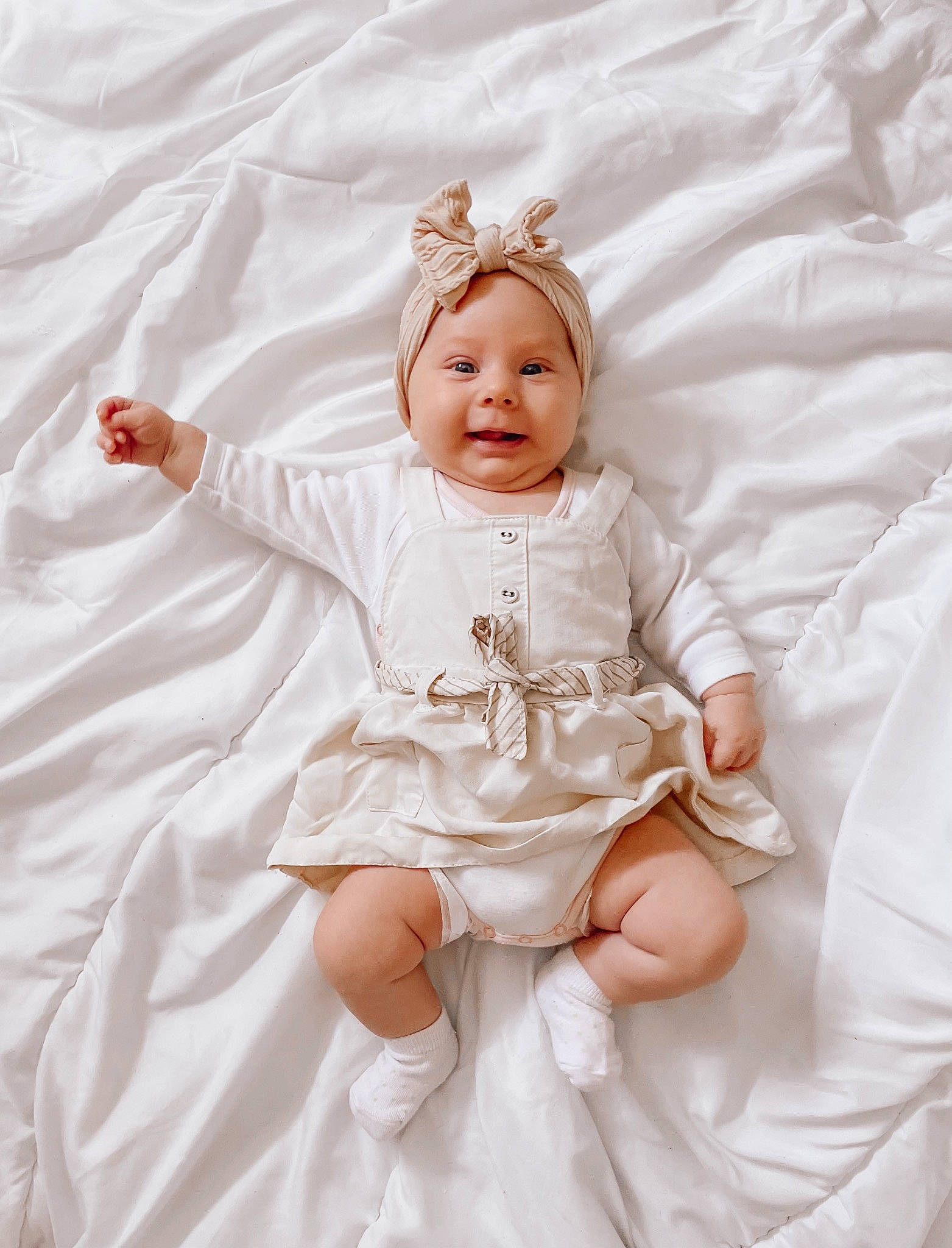 Rose participe au concours pour gagner de l'argent avec cette photo : baby, baby_toddler_clothing, bridal_accessory, comfort, costume, dress, embellishment, face, fashion_accessory, hair_accessory, happy, headpiece, headwear, iris, linens, pattern, peach, person, pink, sleeve