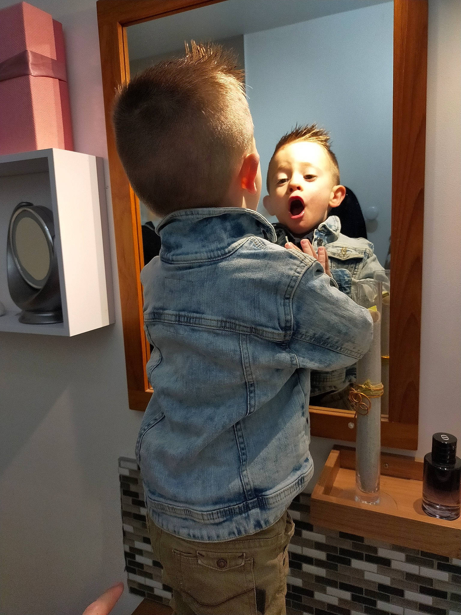 Théo participe au concours pour gagner de l'argent avec cette photo : audio_equipment, baby, bag, child, clothes_dryer, denim, flooring, fun, gesture, home_appliance, loudspeaker, output_device, person, room, sleeve, standing, subwoofer, t_shirt, toddler, trunk