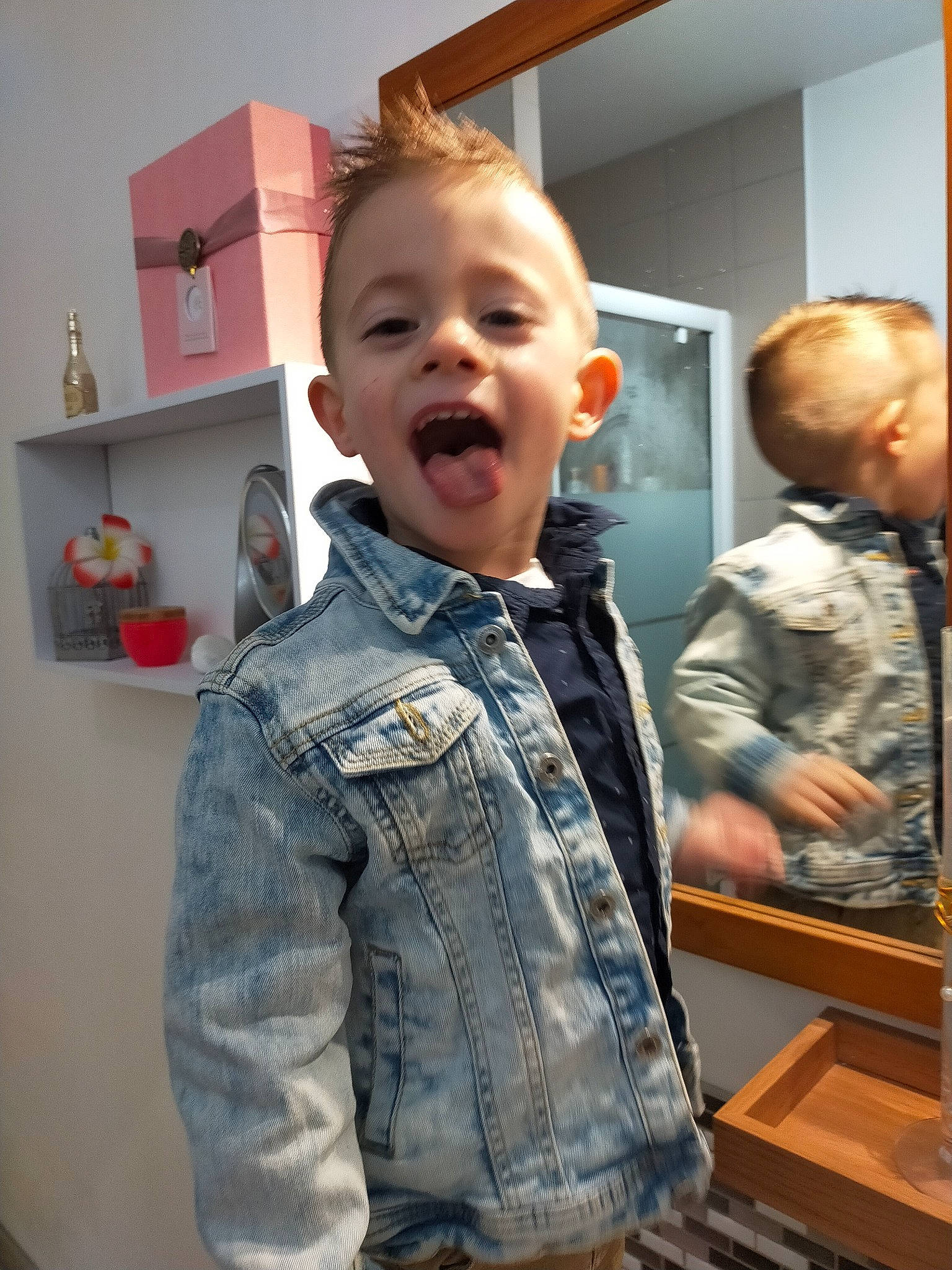 Théo participe au concours pour gagner de l'argent avec cette photo : baby, baby_toddler_clothing, button, cheek, child, face, fun, fur, head, jacket, military_camouflage, military_uniform, nose, pattern, person, room, shelf, sleeve, smile, t_shirt