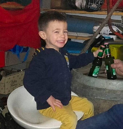 Théo participe au concours pour gagner de l'argent avec cette photo : beer, bicycle_fork, bicycle_frame, child, fun, happy, joy, lap, leisure, person, play, recreation, serveware, sitting, sleeve, smile, t_shirt, tire, toddler, toy