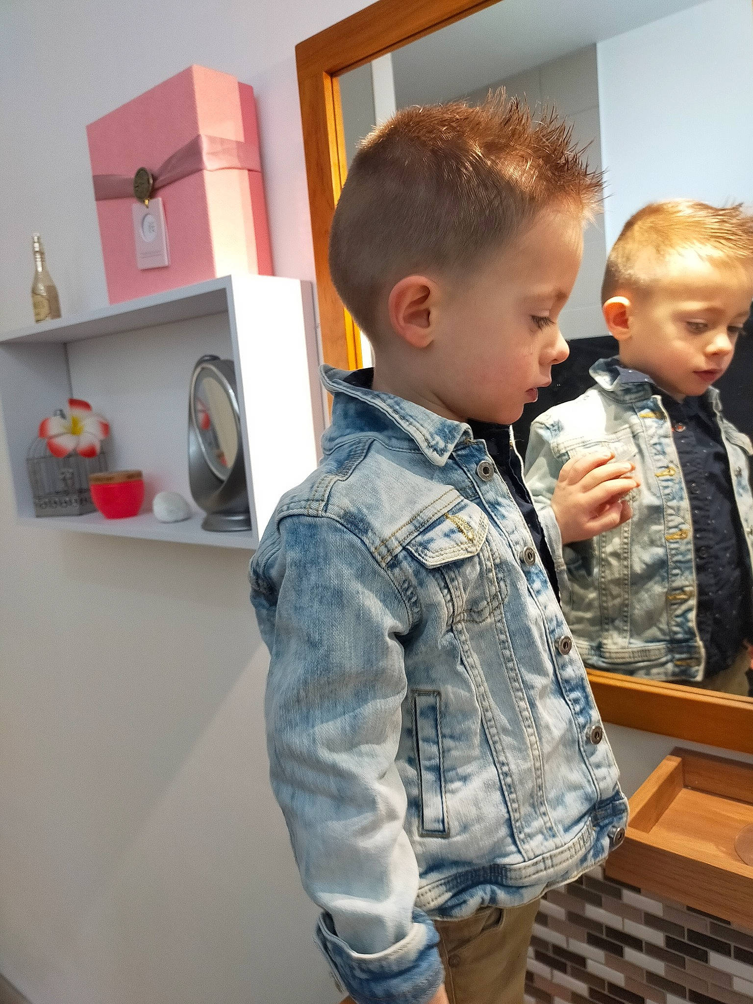 Théo a rejoint le concours — aidez-le/la à gagner de superbes lots ! baby, belt, child, crew_cut, denim, dress_shirt, electric_blue, fashion_design, fur, military_uniform, pattern, person, pocket, room, shelf, shelving, sleeve, street_fashion, t_shirt, toddler