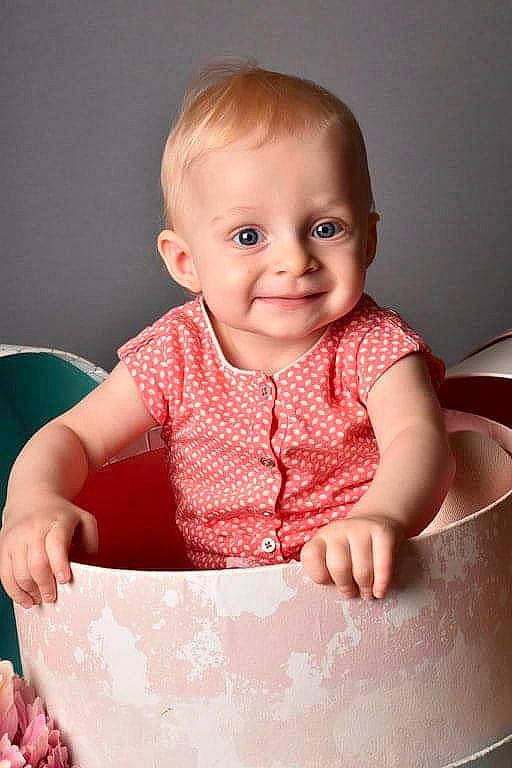 Florine participe au concours pour gagner de l'argent avec cette photo : baby, baby_products, baby_toddler_clothing, cheek, child, finger, fun, happy, iris, joy, lip, pattern, person, pink, product, sitting, skin, sleeve, smile, sweetness