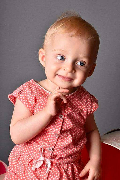 Florine a rejoint le concours — aidez-le/la à gagner de superbes lots ! arm, baby_toddler_clothing, cheek, chin, eye, facial_expression, flash_photography, hair, hairstyle, human_body, iris, joint, joy, lip, neck, nose, person, shoulder, skin, sleeve