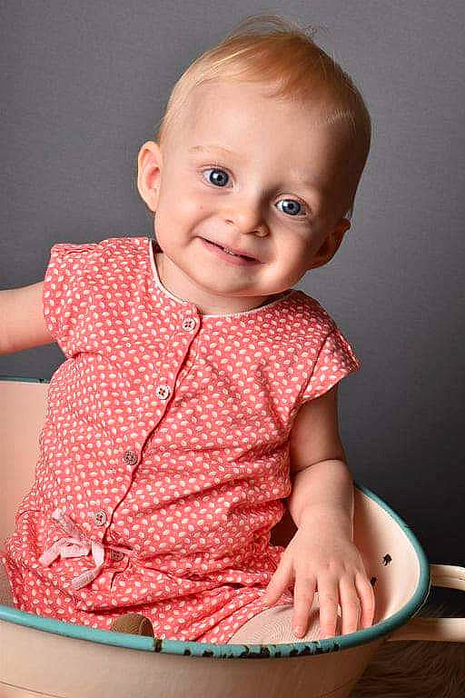 Florine a rejoint le concours — aidez-le/la à gagner de superbes lots ! baby, baby_toddler_clothing, cheek, collar, eye, finger, happy, head, human_body, iris, joy, lip, mouth, neck, nose, organ, person, product, skin, sleeve