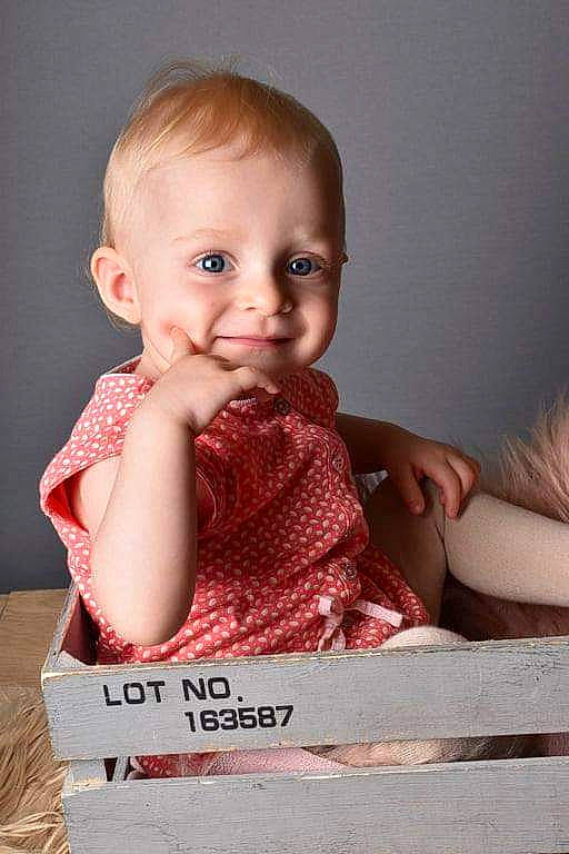 Florine participe au concours pour gagner de l'argent avec cette photo : baby, baby_toddler_clothing, blond, cheek, child, chin, dress, facial_expression, finger, happy, iris, joy, lip, neck, pattern, person, pink, sitting, skin, sleeve