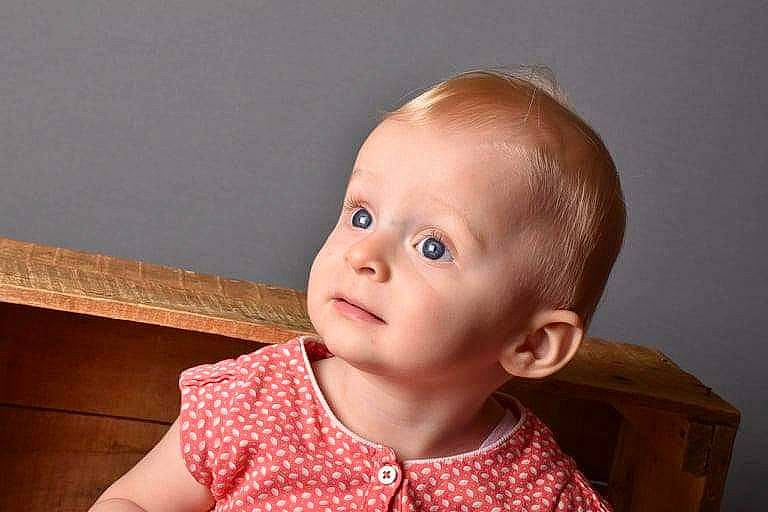 Florine a rejoint le concours — aidez-le/la à gagner de superbes lots ! baby, baby_toddler_clothing, cheek, child, clothing, ear, eyebrow, eyelash, face, happy, iris, lip, mouth, neck, nose, person, sitting, sleeve, smile, toddler