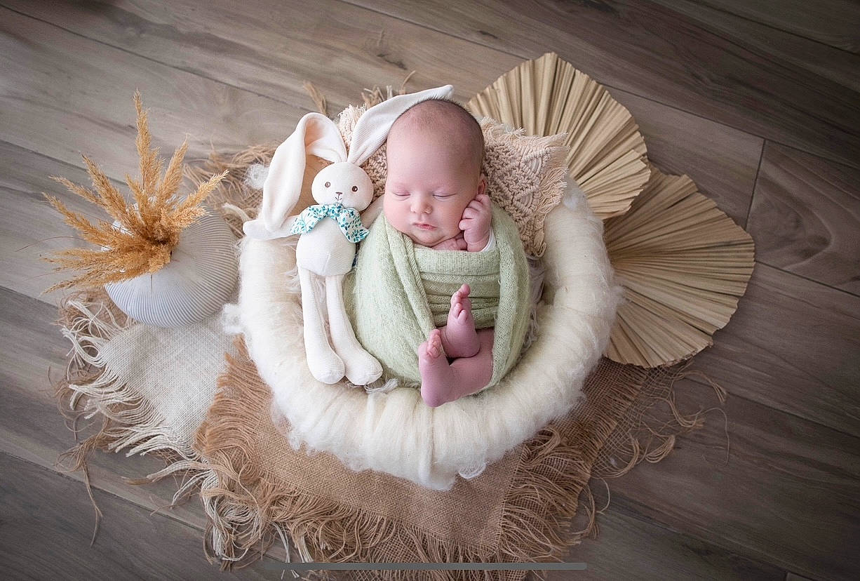 Ilann participe au concours pour gagner de l'argent avec cette photo : art, baby, baby_sleeping, baby_toddler_clothing, child, comfort, eye, fashion_accessory, fur, hair_accessory, linens, pattern, peach, person, portrait_photography, room, sitting, sleeve, toddler, wood