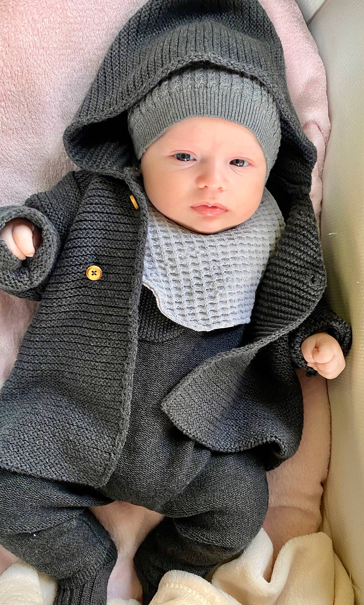 Ilann participe au concours pour gagner de l'argent avec cette photo : baby, baby_safety, baby_toddler_clothing, cap, cheek, child, collar, comfort, eye, face, finger, grey, headwear, outerwear, person, product, skin, sleeve, textile, toddler