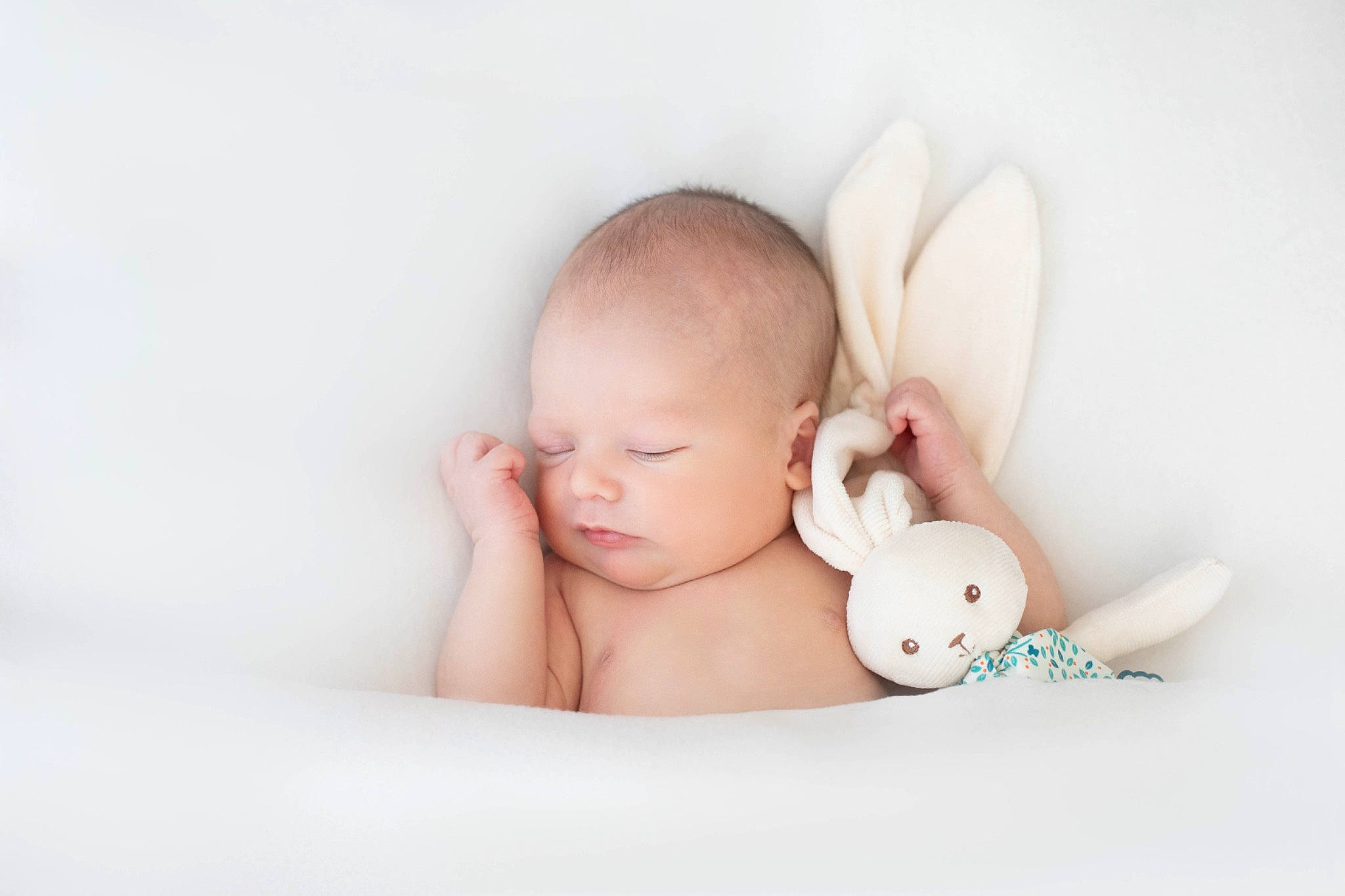 Ilann a rejoint le concours — aidez-le/la à gagner de superbes lots ! arm, baby, baby_products, baby_sleeping, baby_toddler_clothing, cheek, child, comfort, ear, eyelash, fashion_accessory, flash_photography, hand, happy, iris, linens, person, portrait_photography, sitting, toddler