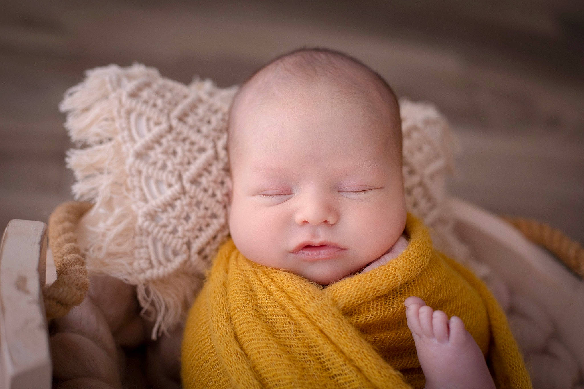 Ilann participe au concours pour gagner de l'argent avec cette photo : baby, baby_toddler_clothing, cheek, child, comfort, embellishment, fashion_accessory, happy, iris, linens, lip, neck, outerwear, person, sitting, skin, sleeve, textile, toddler, wool