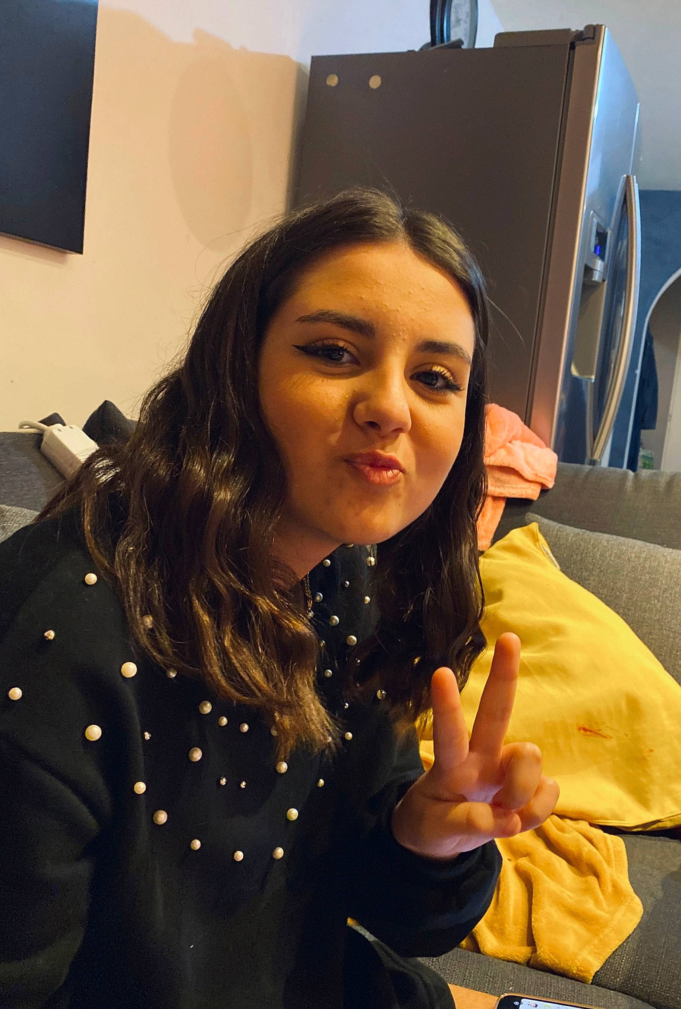 Lana a rejoint le concours — aidez-le/la à gagner de superbes lots ! black_hair, button, cheek, cosmetics, employment, eyelash, eyewear, fashion_design, fun, gesture, hair, happy, jewellery, job, long_hair, necklace, person, selfie, sitting, thumb