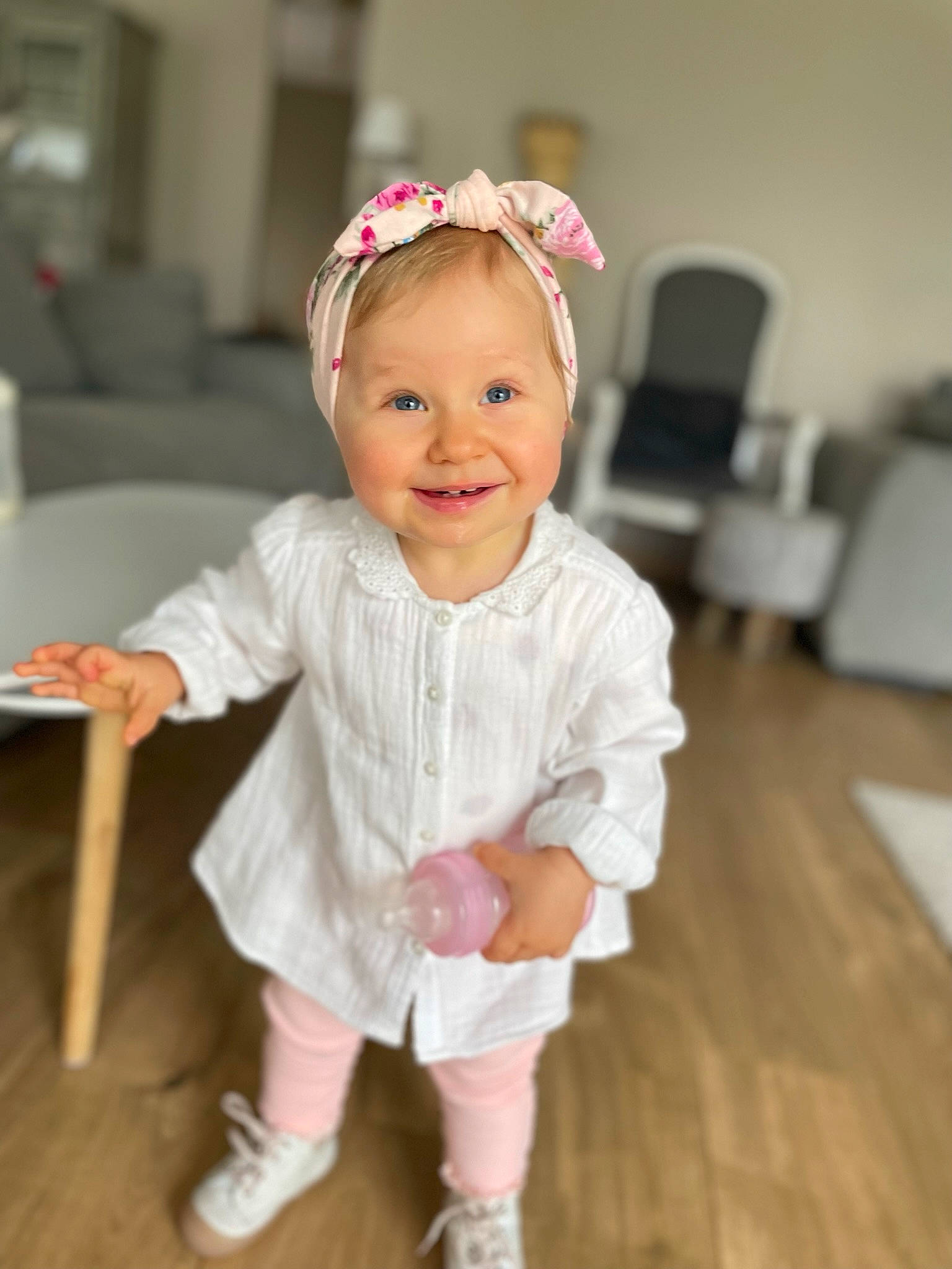 Julia a rejoint le concours — aidez-le/la à gagner de superbes lots ! baby, baby_toddler_clothing, cheek, child, dress, facial_expression, flash_photography, floor, flooring, fun, happy, headband, human_body, joy, person, pink, skin, sleeve, smile, sock