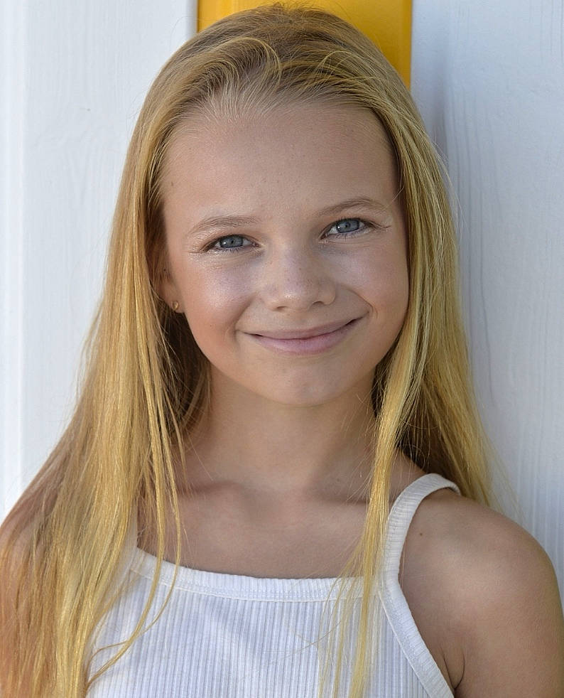 Lou-anne participe au concours pour gagner de l'argent avec cette photo : active_tank, blond, brown_hair, cheek, chest, child, chin, eye, eyebrow, eyelash, flash_photography, happy, iris, jaw, joy, layered_hair, lip, long_hair, neck, person