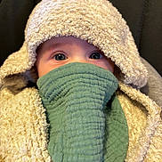 Lou participe au concours pour gagner de l'argent avec cette photo : baby, blanket, bundle_up, child, close_up, cozy, cute, fabric, face_covering, green_cloth, head_covering, hooded_jacket, indoor, infant, person, portrait, soft_texture, warm_clothing, wide_eyes, young_child