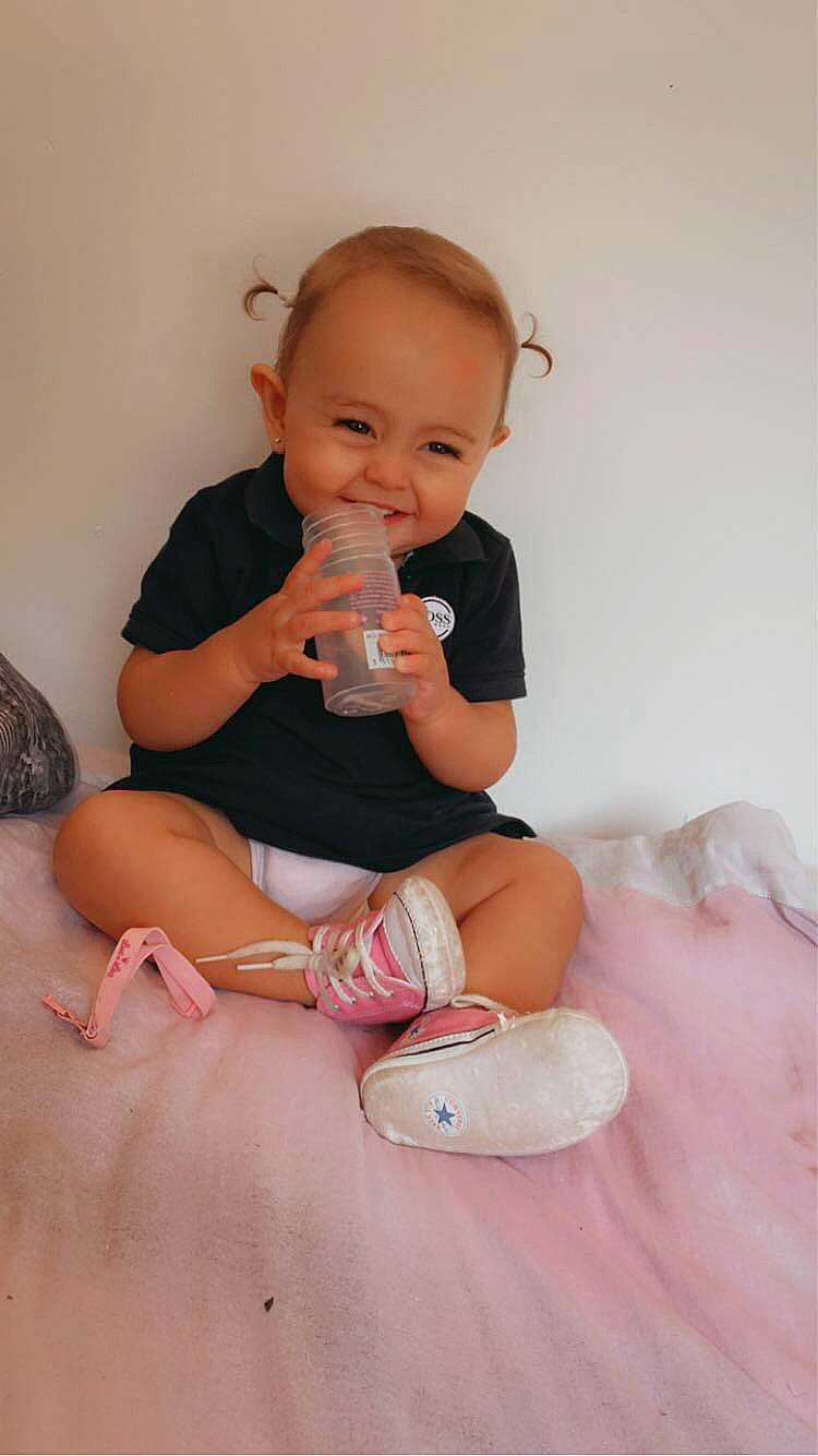 Liyana a rejoint le concours — aidez-le/la à gagner de superbes lots ! baby, baby_products, baby_toddler_clothing, cheek, child, finger, foot, human_leg, joint, joy, leg, nail, neck, person, pink, product, shoe, sitting, skin, thigh