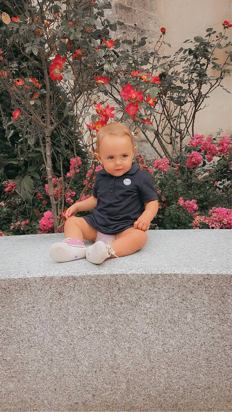 Liyana a rejoint le concours — aidez-le/la à gagner de superbes lots ! baby, botany, child, flower, leg, leisure, people, person, petal, photograph, photography, pink, plant, red, shoe, sitting, spring, summer, toddler, tree