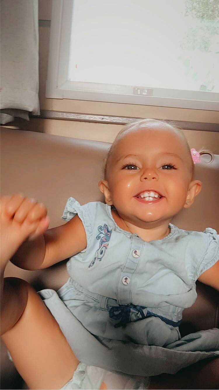 Liyana a rejoint le concours — aidez-le/la à gagner de superbes lots ! baby, cheek, child, finger, joy, person, skin, smile, thumb, toddler