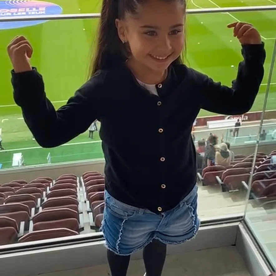 Talya a rejoint le concours — aidez-le/la à gagner de superbes lots ! bodypart, child, clothing, face, female, field, girl, hand, happy, head, laughing, performer, person, shorts, smile, soloperformance, triumphant