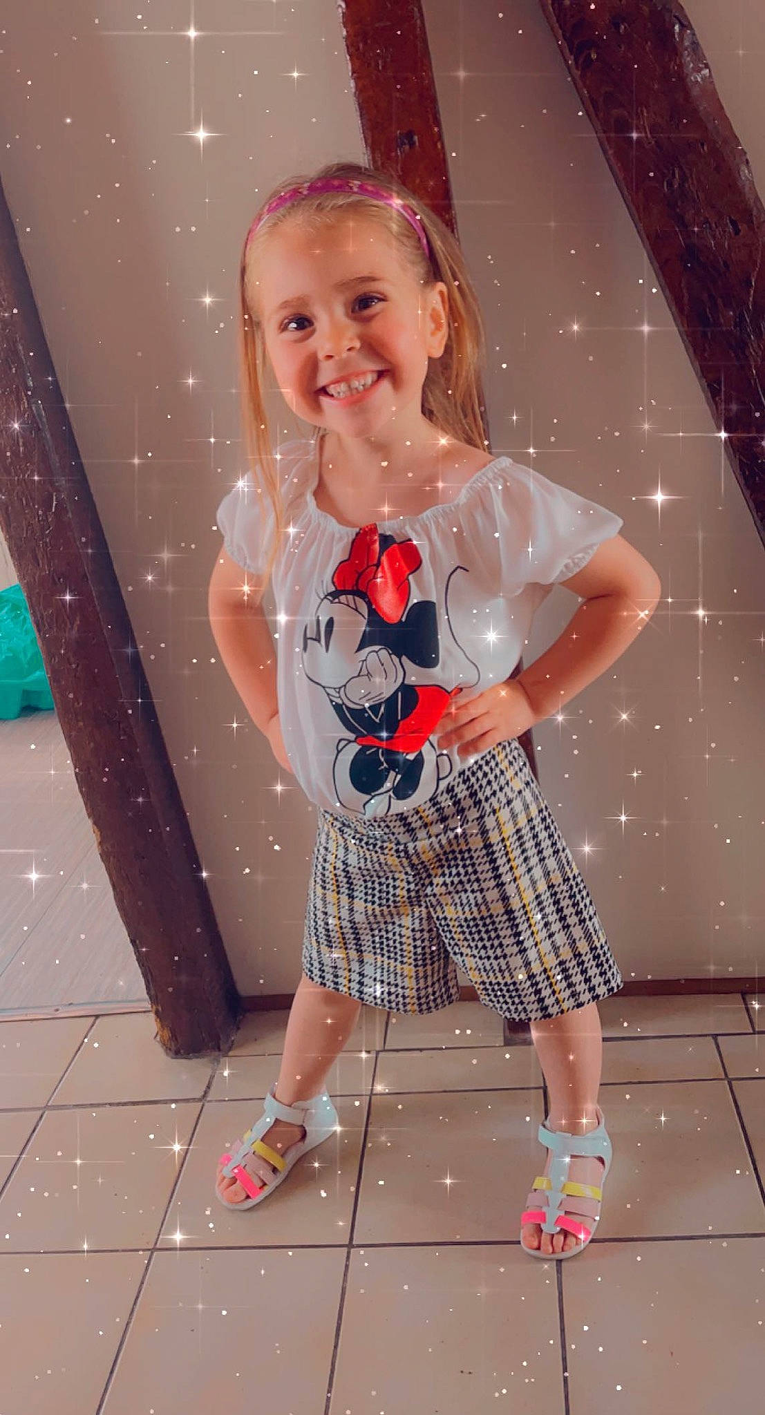 Myliana a rejoint le concours — aidez-le/la à gagner de superbes lots ! arm, dress, facial_expression, fashion, fawn, flooring, footwear, fun, hairstyle, happy, joint, joy, one_piece_garment, person, pink, shoe, skin, smile, standing, tartan