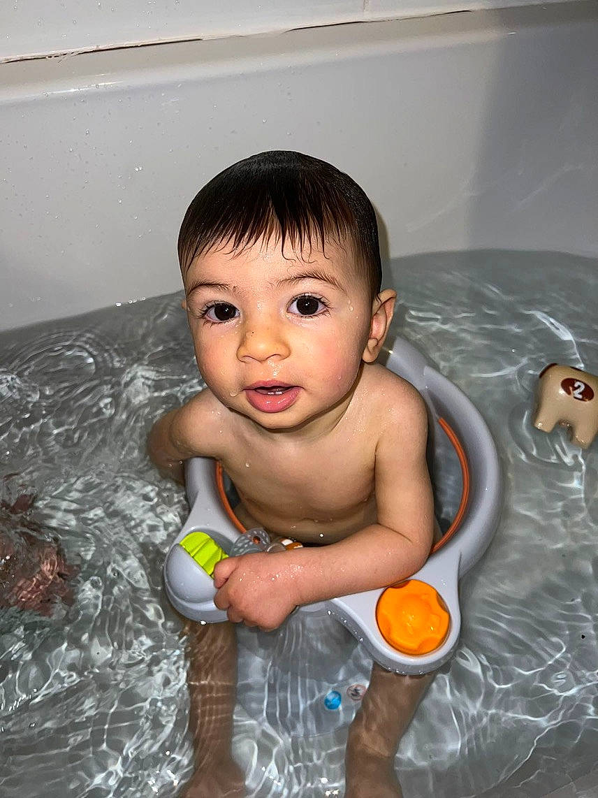 Akhan participe au concours pour gagner de l'argent avec cette photo : baby, baby_bathing, bathing, bathroom, bathtub, chest, fluid, fun, hand, head, joint, liquid, organ, person, plumbing, plumbing_fixture, product, skin, toddler, toy