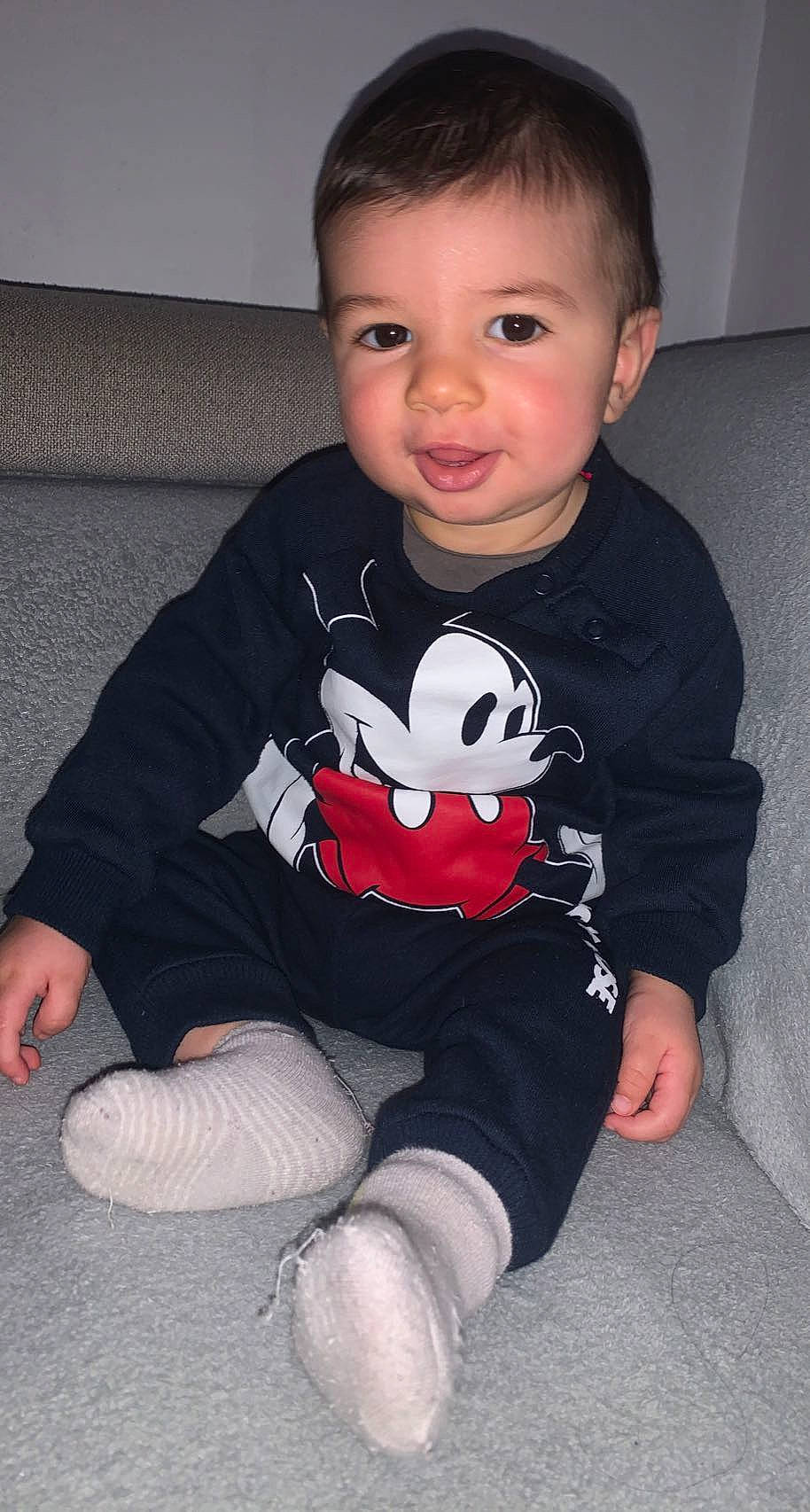 Akhan a rejoint le concours — aidez-le/la à gagner de superbes lots ! baby_toddler_clothing, cheek, comfort, cool, eye, face, finger, hair, hand, head, joint, leg, lip, mouth, neck, organ, outerwear, person, skin, sleeve