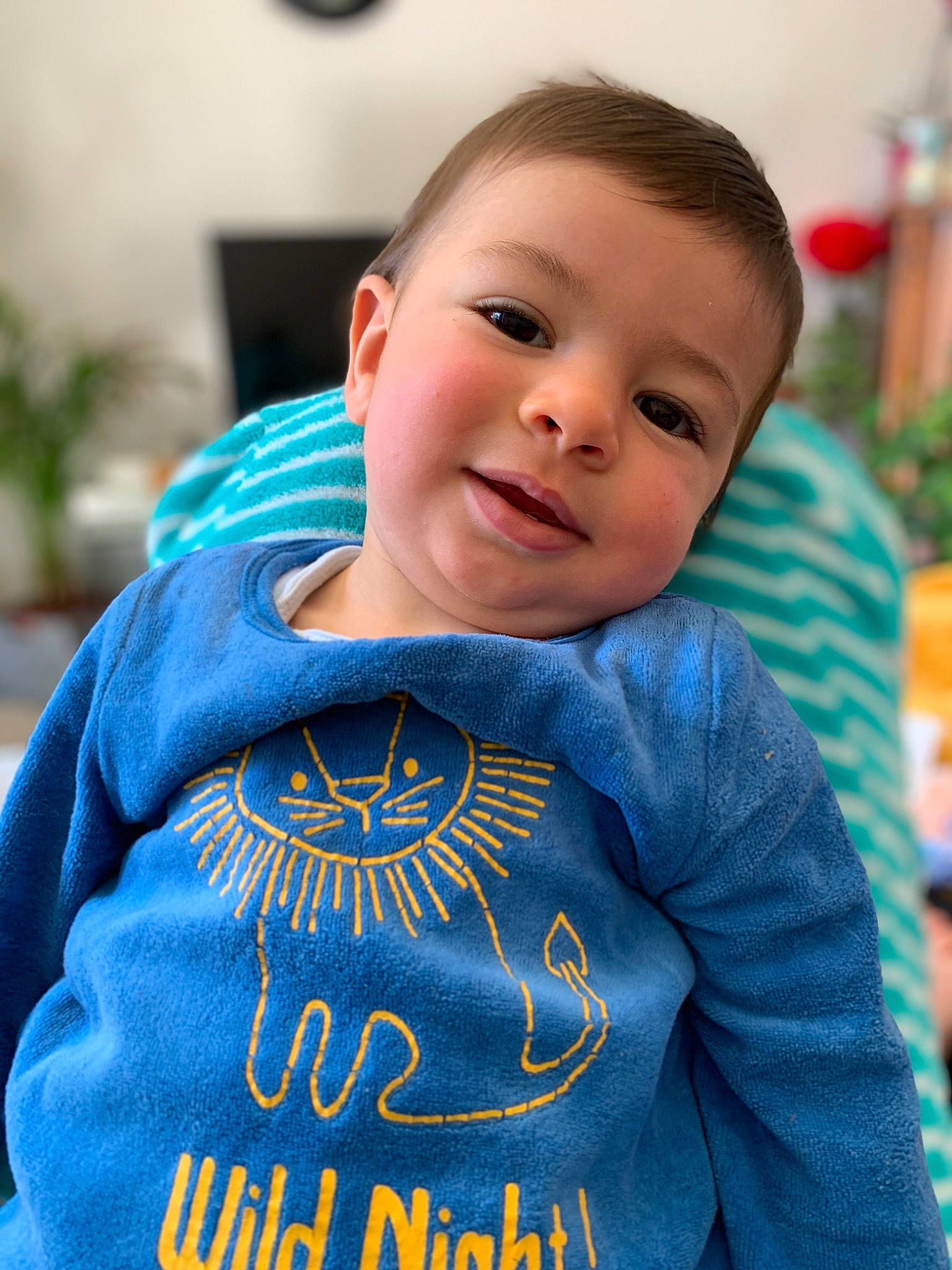 Akhan a rejoint le concours — aidez-le/la à gagner de superbes lots ! baby_toddler_clothing, cheek, chin, cool, face, facial_expression, hair, happy, human, human_body, jersey, mammal, neck, person, plant, skin, sleeve, smile, standing, t_shirt