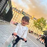Adam a rejoint le concours — aidez-le/la à gagner de superbes lots ! child, toddler, scooter, outdoor, sidewalk, city, buildings, pajamas, happy, smile, play, toy, street, urban, daylight, person, casual, fun, young, transport