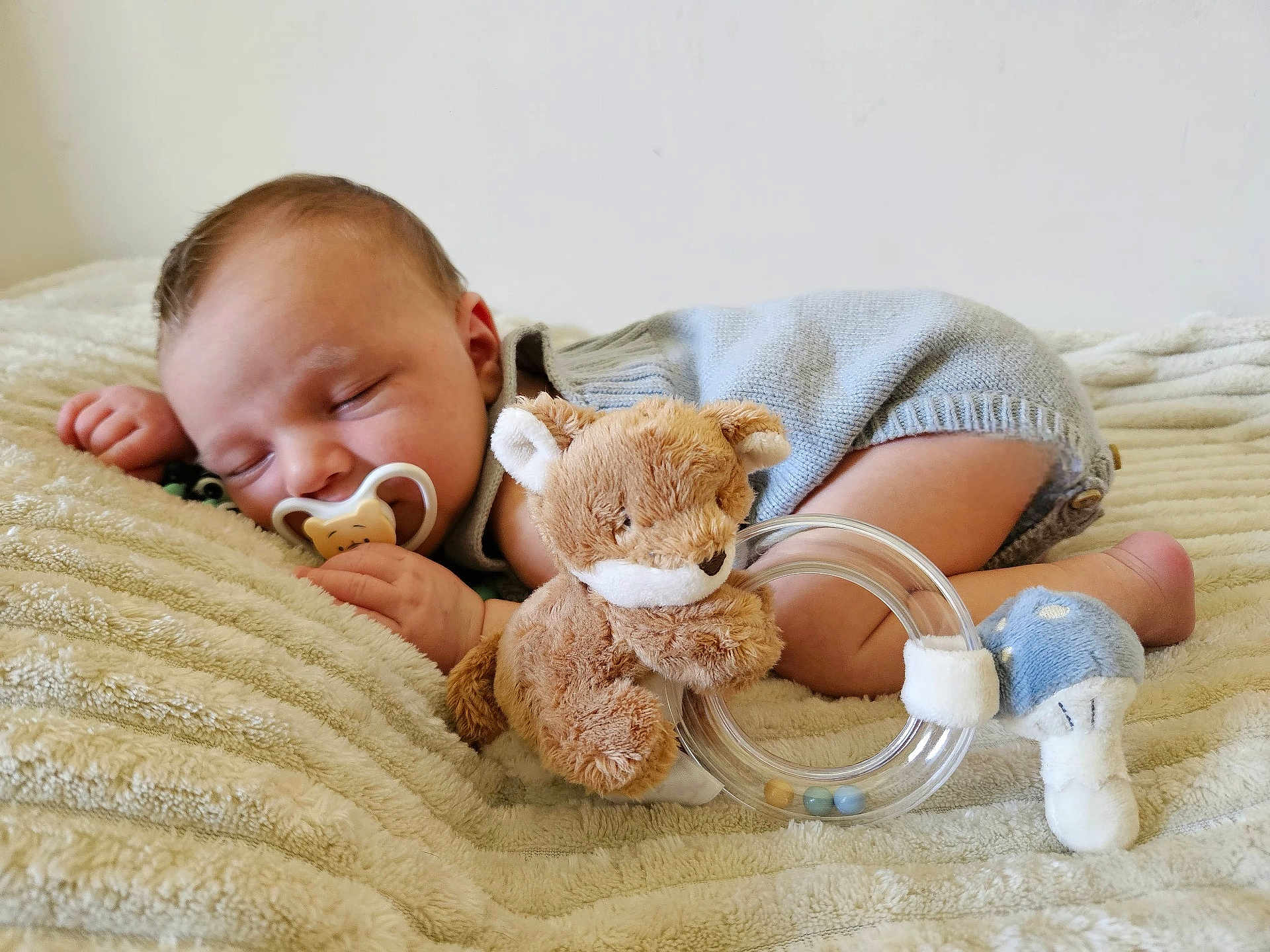 Axel a rejoint le concours — aidez-le/la à gagner de superbes lots ! baby, sleeping, pacifier, plush_toy, blanket, infant, cute, soft, cozy, newborn, child, resting, peaceful, indoors, clothing, toddler, lying_down, comfort, toy, bed