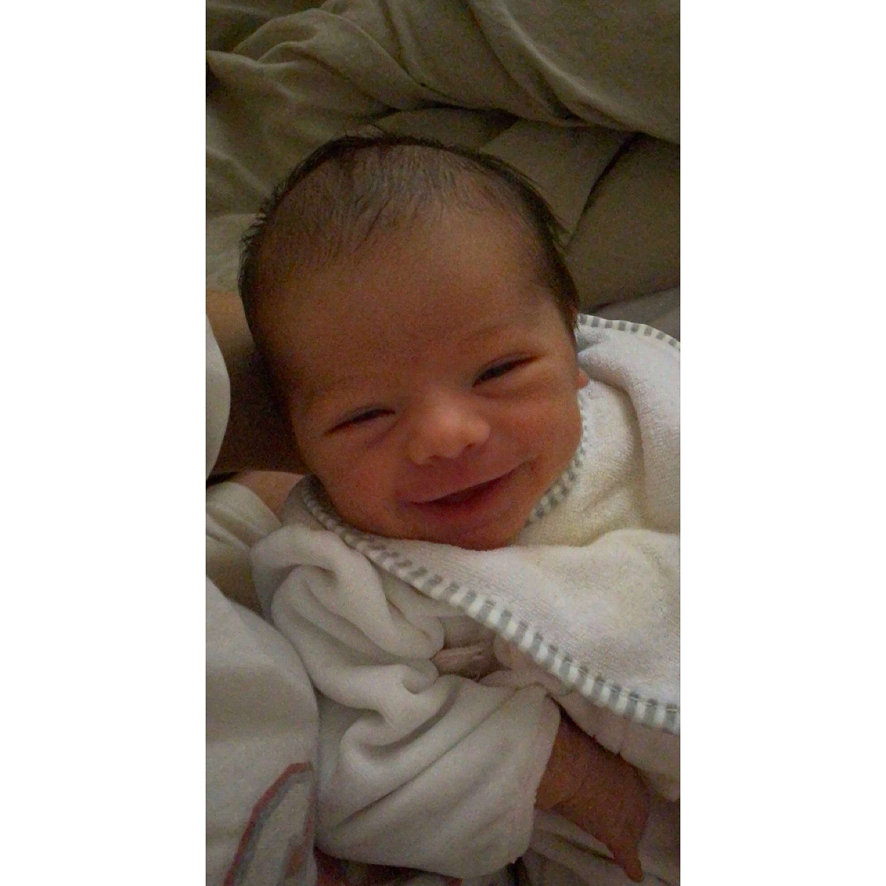Mayden participe au concours pour gagner de l'argent avec cette photo : baby, baby_sleeping, baby_toddler_clothing, cheek, chin, collar, comfort, eye, eyebrow, face, hair, happy, head, iris, linens, neck, nose, person, sleeve, smile