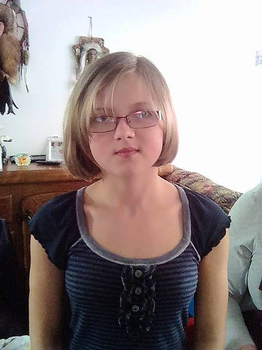 Brenda a rejoint le concours — aidez-le/la à gagner de superbes lots ! blond, eye, face, facial_expression, girl, hair, hairstyle, hand, head, human_body, lady, mouth, organ, person, portrait, smile